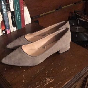 Adrienne Vittadini grey suede flats! ❤️